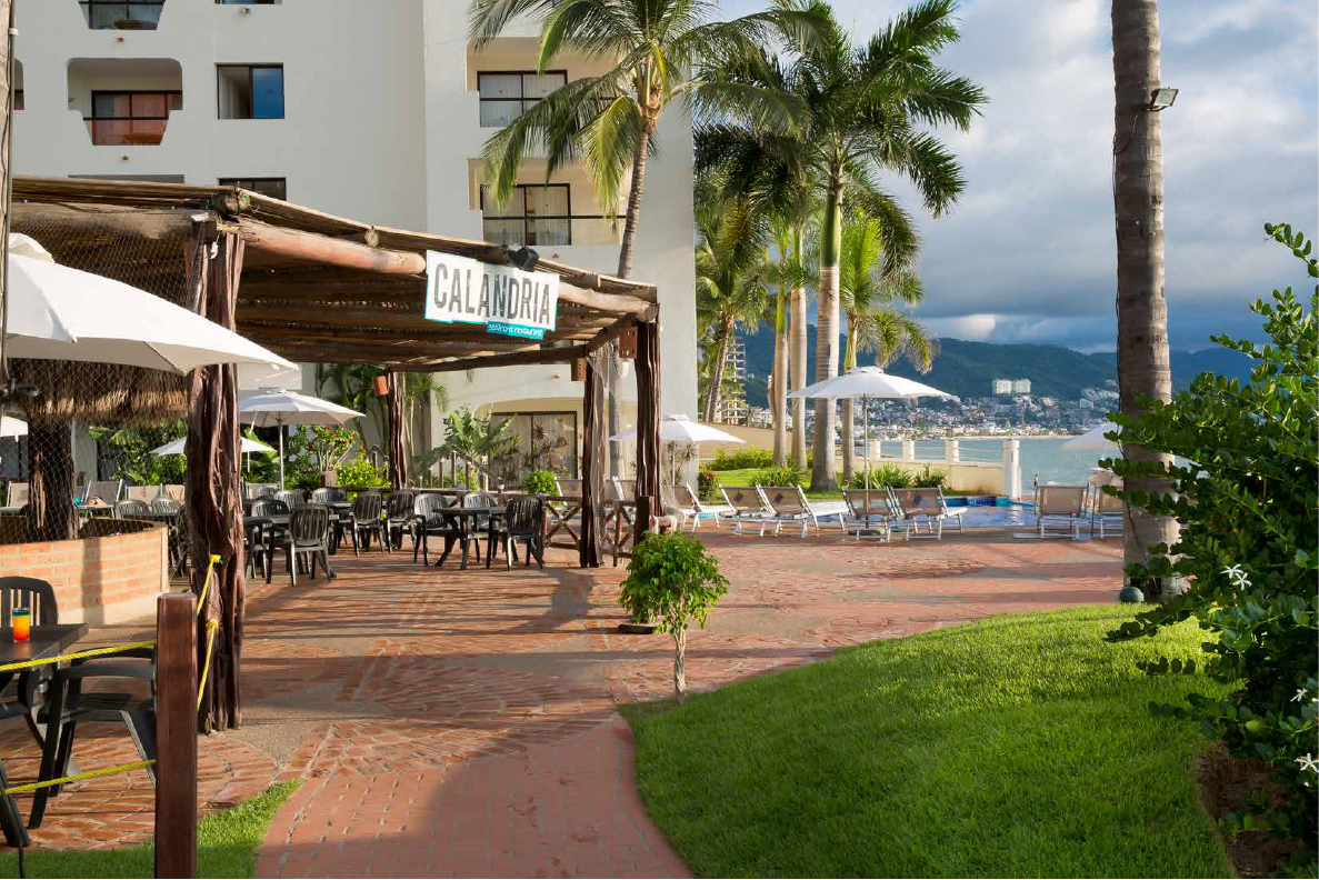 Restaurant-Bars-in-Puerto-Vallarta-Calandria-Plaza-Pelicanos-Grand-Beach-Resort