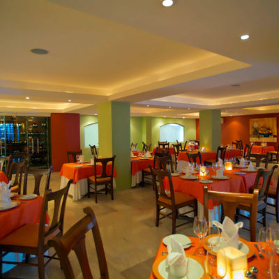 Pergolas-Restaurant-Plaza-Pelicanos-Grand-Beach-Resort