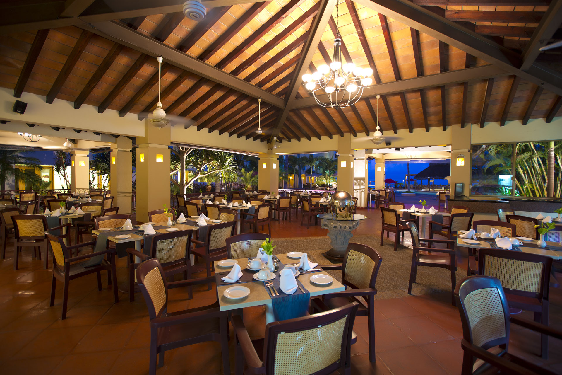 Restaurants & Bar | Plaza Pelicanos Grand Beach Resort